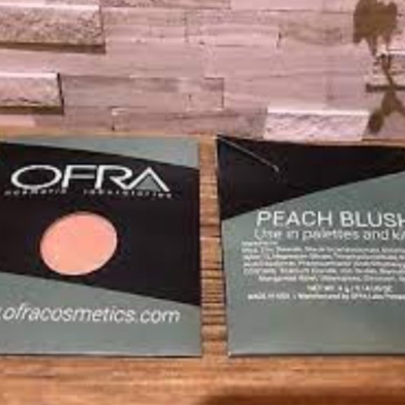 💥 Cosmetic Banana Highlight Peach Blush - Picture 2 of 3